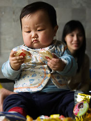 We went into the Vien Nhi hospital in Hanoi to distribute some sweets for the cildren. When I saw this little boy I somehow was in doubt wether it was a good idea.