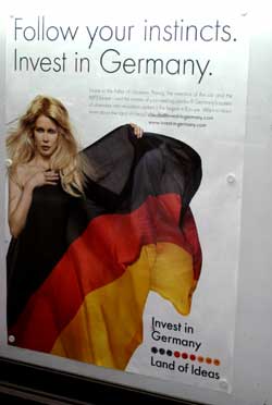 Deutschlandwerbung vor der deutschen Botschaft in Hanoi